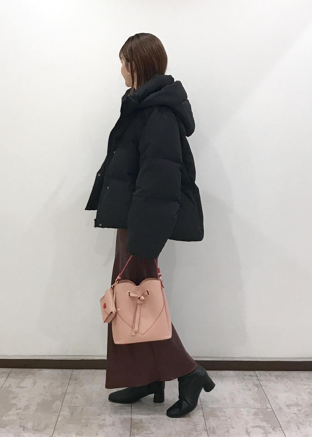 「ダウン、グリーンダウン、ショートダウン、ラメニット、ニットプルオーバー、スカート、シャイニースカート、ロングスカート、ショートブーツ、ブーツ、ハートバッグ、ハートカットバッグ、チャーム、カードケース、バッグチャーム」｜「Juzeのストレッチヒールショートブーツ（ブーツ、ブラック系）」を使った、はっちゃんさん（レディース・159cm）の秋コーディネートの8枚目の写真