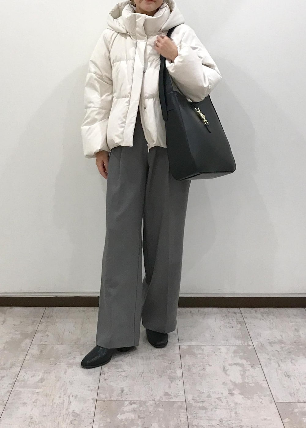 「初冬コーデ、冬コーデ、お仕事コーデ、デートコーデ、お出かけコーデ、旅行コーデ、お正月・初詣コーデ、女子会コーデ、大人カジュアル、レイヤード、パンツスタイル、体型カバー、モノトーンコーデ、カジュアルコーデ、ヘルシーコーデ」｜「VISの【A4収納】ホーボーバッグ（トートバッグ、ブラック系）」を使った、はっちゃんさん（レディース・159cm）の冬コーディネートの9枚目の写真