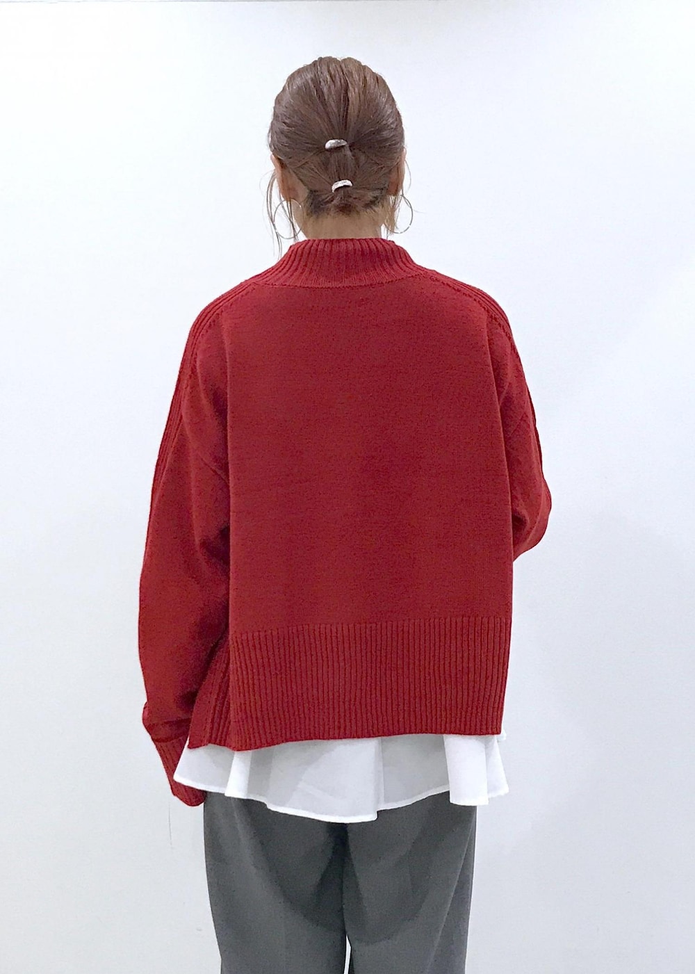 ホワイト系のブーツ、ホワイト系のシャツ/ブラウス、レッド系のニット/セーターを着用したレディースの秋コーディネートの8枚目の写真