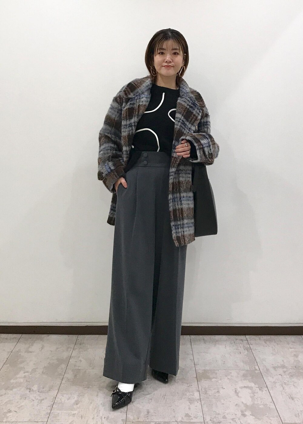「秋コーデ、初冬コーデ、冬コーデ、お仕事コーデ、デートコーデ、お出かけコーデ、旅行コーデ、クリスマスコーデ、お正月・初詣コーデ、女子会コーデ、大人カジュアル、パンツスタイル、体型カバー、モノトーンコーデ、カジュアルコーデ」｜「VISのオーバルメタルフープピアス（ピアス（両耳用）、ゴールド系）」を使った、はっちゃんさん（レディース・159cm）の冬コーディネートの9枚目の写真