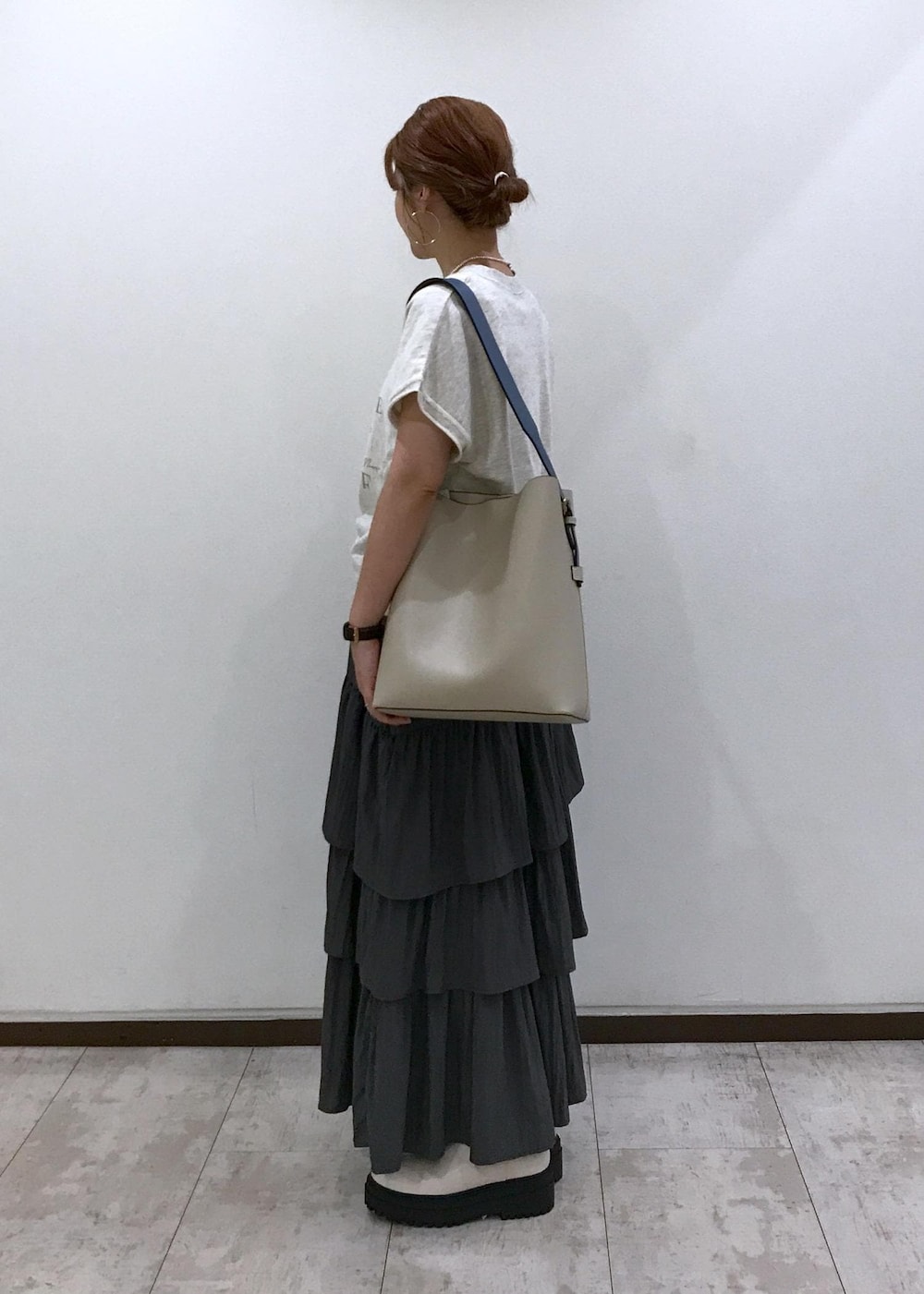 「厚底、ロゴ、プリント、無地、ベージュ、トートバッグ、プルオーバー、クルーネック、ロング、ティアード、ティアードスカート、初秋コーデ、秋コーデ、デートコーデ、お出かけコーデ」｜「VISの【新色追加/追加生産】リバーシブルハンドルワンショルダーバッグ【A4対応】（ショルダーバッグ、ベージュ系）」を使った、はっちゃんさん（レディース・159cm）の夏コーディネートの2枚目の写真