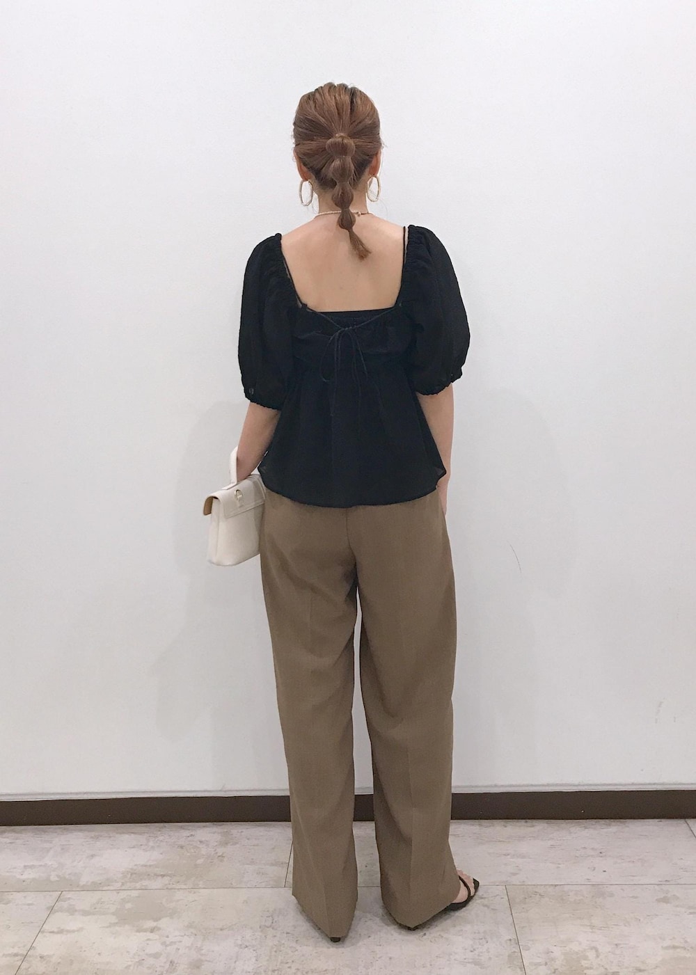 「きれいめカジュアル、夏ファッション、ブラウス、半袖、オフショルダー、ワイド、初夏コーデ、夏コーデ、デートコーデ、お出かけコーデ、旅行コーデ、アウトドアコーデ、女子会コーデ、大人カジュアル、パンツスタイル」｜「VISの【ご好評につき追加生産】【2WAY】ひねり金具ワンハンドルミニショルダーバッグ（ショルダーバッグ、ホワイト系）」を使った、はっちゃんさん（レディース・159cm）の夏コーディネートの5枚目の写真
