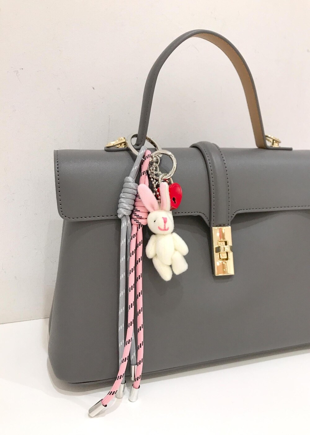 「きれいめカジュアル、スカーフスタイリング、スカーフアレンジ、BVV35010、ライトアウター、Wshoes&bag_pickup、初春コーデ、春コーデ、お仕事コーデ、デートコーデ、お出かけコーデ、旅行コーデ、女子会コーデ、大人カジュアル、パンツスタイル」｜「VISの【美easy】ウーリッシュWブレストテーラードジャケット【洗える】（テーラードジャケット、ブラック系）」を使った、はっちゃんさん（レディース・159cm）の冬コーディネートの9枚目の写真
