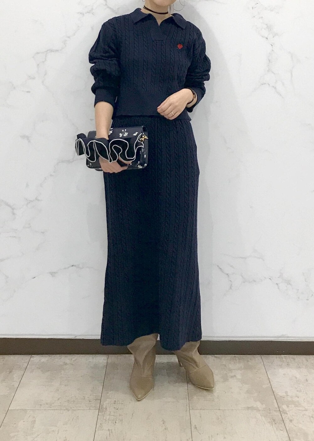 「きれいめカジュアル、ケーブルニット、花柄、ネイビー、ホワイト、ベージュ、初春コーデ、初冬コーデ、冬コーデ、お仕事コーデ、デートコーデ、お出かけコーデ、旅行コーデ、女子会コーデ、大人カジュアル」｜「VISのメタルポイントラリエット（ネックレス、シルバー系）」を使った、はっちゃんさん（レディース・159cm）の冬コーディネートの6枚目の写真