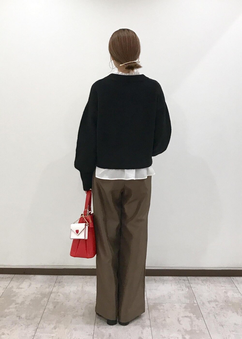 「きれいめカジュアル、ニット、ボウタイ、ワイドパンツ、ハートバッグ、ショートブーツ、ブラック、ホワイト、ブラウン、レッド、秋コーデ、初冬コーデ、冬コーデ、お仕事コーデ、授業参観日コーデ」｜「Juzeのストレッチヒールショートブーツ（ブーツ、ブラック系）」を使った、はっちゃんさん（レディース・159cm）の冬コーディネートの3枚目の写真