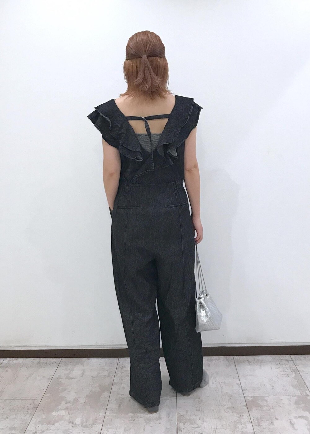 「アンサンブル、ファーサンダル、ミニバッグ、ブラック、デニム、ワイド、オールインワン、サンダル、初秋コーデ、デートコーデ、お出かけコーデ、旅行コーデ、大人カジュアル、パンツスタイル、体型カバー」｜「VISのメタルメッシュ巾着ショルダーバッグ（ショルダーバッグ、ゴールド系）」を使った、はっちゃんさん（レディース・159cm）の夏コーディネートの4枚目の写真