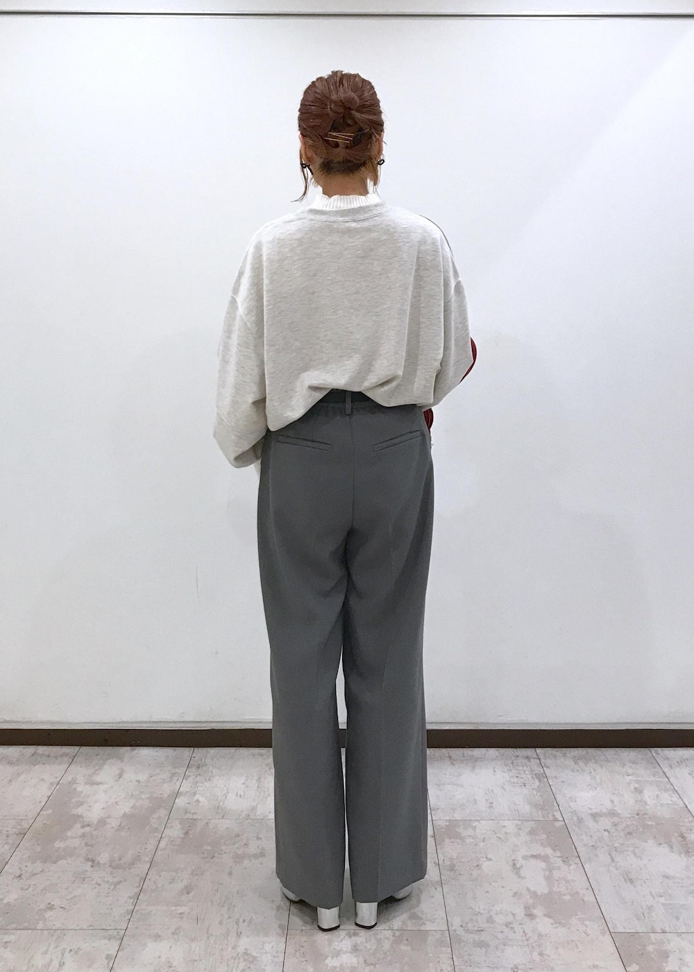 「シルバー、ロングブーツ、ホワイト、プルオーバー、長袖、レッド、クルーネック、プリント、ハイネック、グレー、ワイド、十分丈、ハイウエスト、タック、ストレート」｜「VISのビーズリボンピアス（ピアス（両耳用）、ブラック系）」を使った、はっちゃんさん（レディース・159cm）の秋コーディネートの3枚目の写真