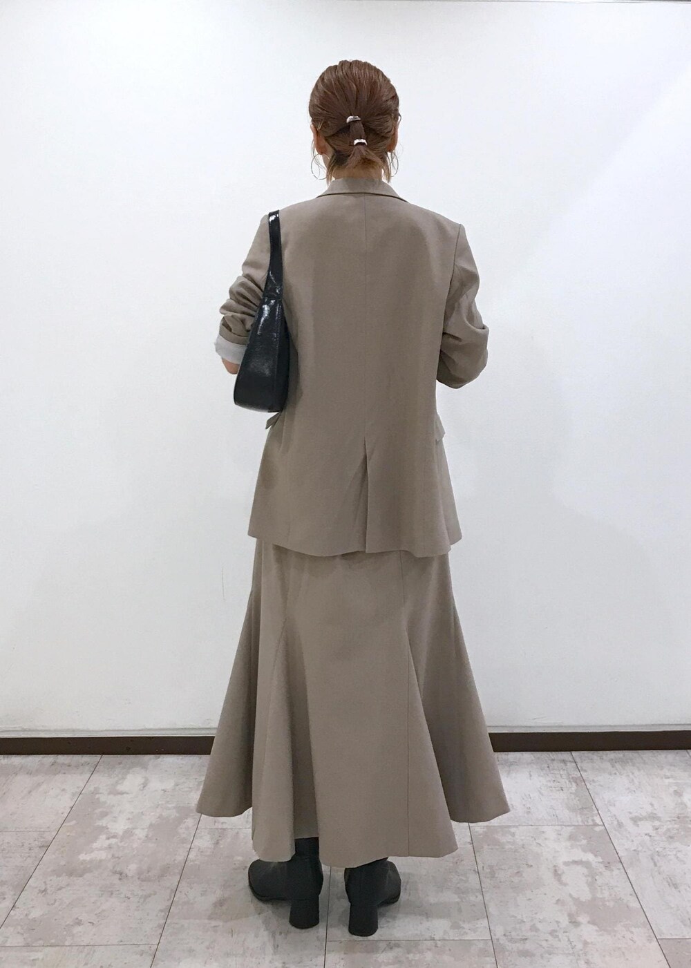 「ジャケット、羽織り、マーメイドスカート、ワンハンドル、ショートブーツ、ヒール、ベージュ、ホワイト、ブラック、初秋コーデ、秋コーデ、初冬コーデ、お仕事コーデ、デートコーデ、お出かけコーデ」｜「VISの【洗える】カップ付きバックオープンキャミソール（キャミソール、ホワイト系）」を使った、はっちゃんさん（レディース・159cm）の秋コーディネートの3枚目の写真