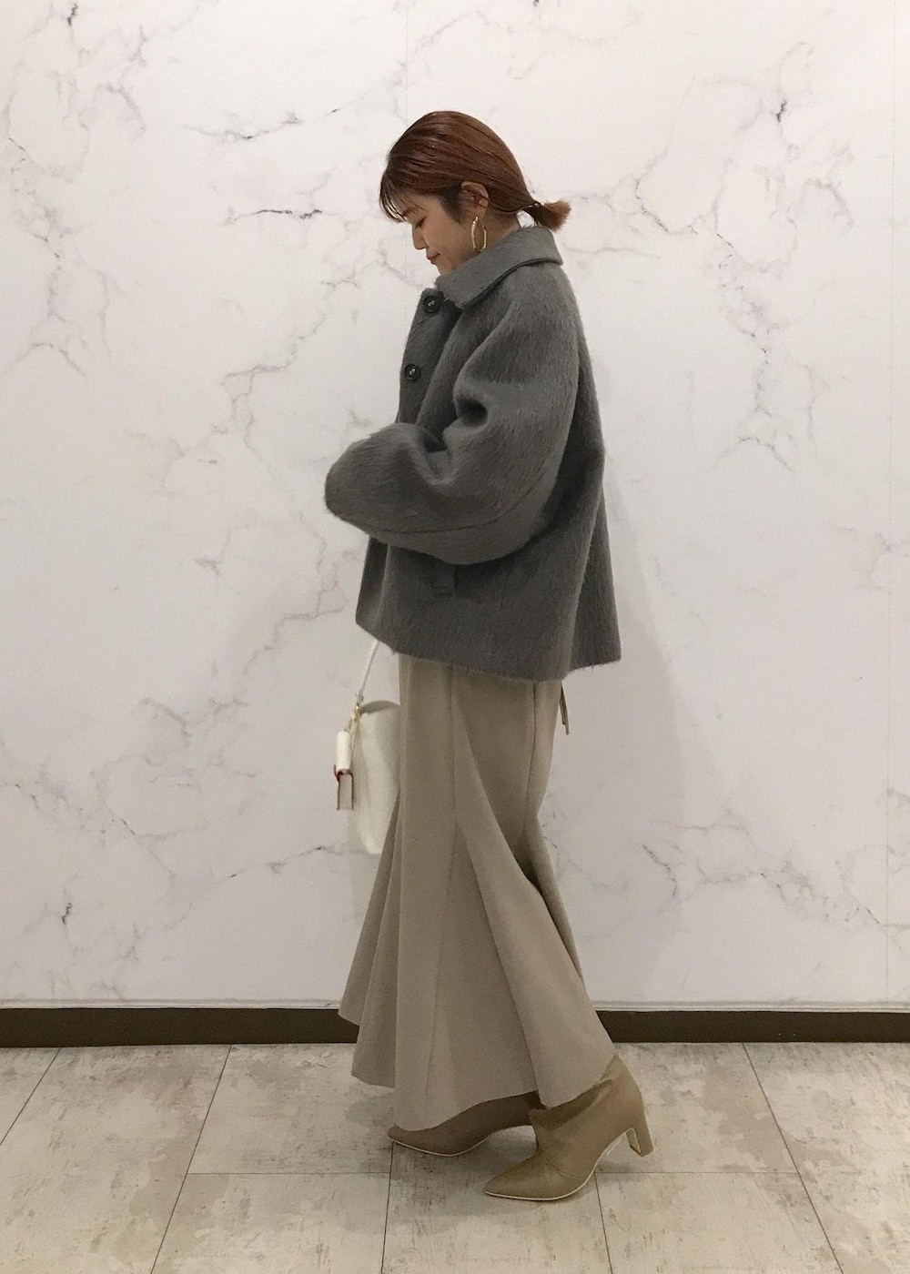 「きれいめカジュアル、マーメイドスカート、タートルネック、レイヤードスタイル、ショートコート、ベージュ、チャコール、ボーダー、ホワイト、バッグチャーム、秋コーデ、初冬コーデ、冬コーデ、お仕事コーデ、授業参観日コーデ」｜「VISの【ご好評につき追加生産】【2WAY】ハートカットバッグ（ショルダーバッグ、ホワイト系）」を使った、はっちゃんさん（レディース・159cm）の冬コーディネートの2枚目の写真