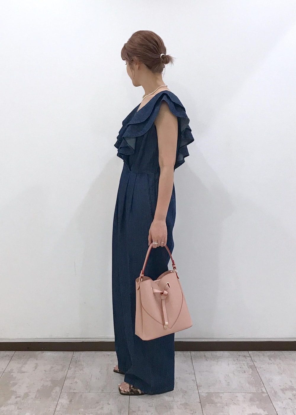 「ハートバッグ、ワンハンドル、フラットサンダル、リボンサンダル、レオパード、ショルダーバッグ、ピンク、デニム、ネイビー、ワイド、オールインワン、サロペット、ブラック、夏コーデ、初秋コーデ」｜「Juzeのダブルサテンリボンサンダル（サンダル、その他）」を使った、はっちゃんさん（レディース・159cm）の夏コーディネートの2枚目の写真
