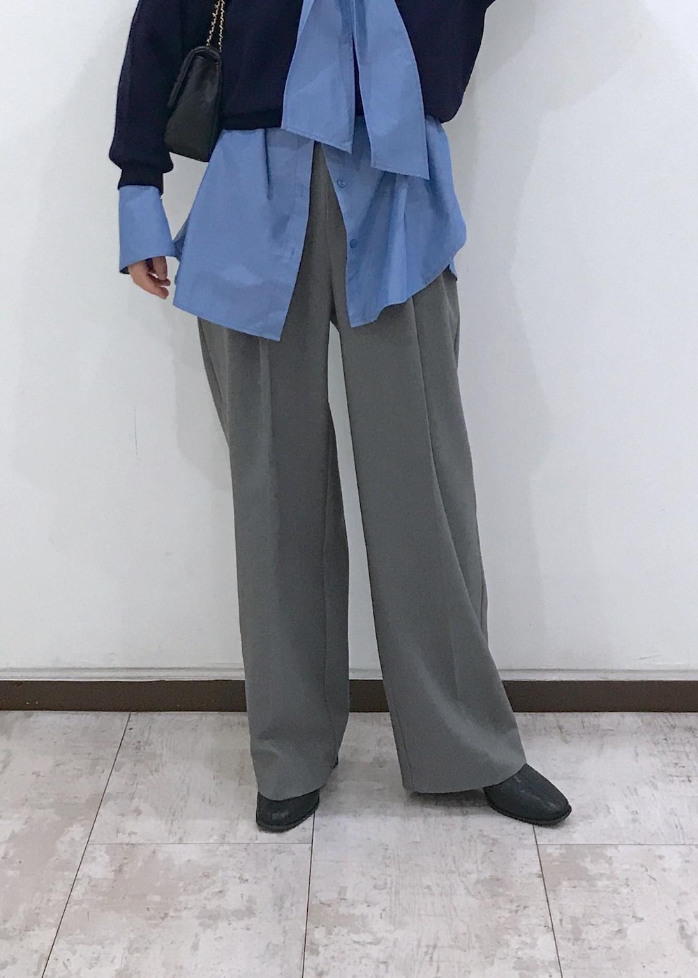 「ボウタイ、ボウタイブラウス、ロゴニット、ニット、ロゴ、ブラウス、ショートブーツ、キルティングバッグ、キルティング、ブルー、ネイビー、グレー、ブラック、シルバー、初秋コーデ」｜「VISのチェーンショルダーキルティングバッグ（ショルダーバッグ、ブラック系）」を使った、はっちゃんさん（レディース・159cm）の秋コーディネートの7枚目の写真