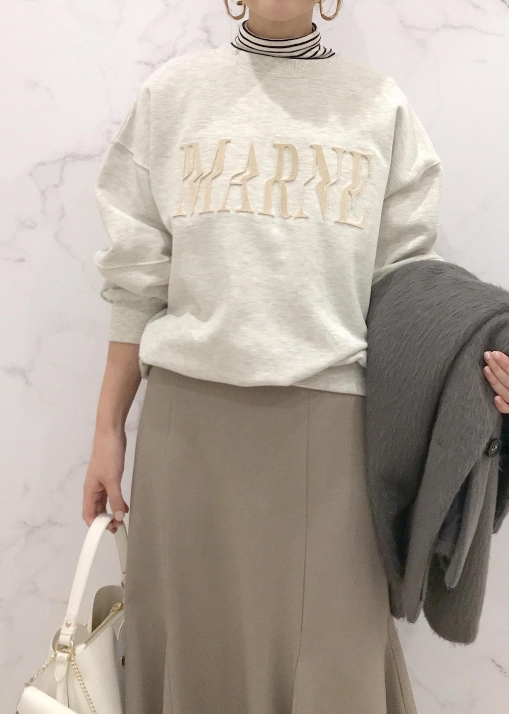 「きれいめカジュアル、マーメイドスカート、タートルネック、レイヤードスタイル、ショートコート、ベージュ、チャコール、ボーダー、ホワイト、バッグチャーム、秋コーデ、初冬コーデ、冬コーデ、お仕事コーデ、授業参観日コーデ」｜「VISの【ご好評につき追加生産】【2WAY】ハートカットバッグ（ショルダーバッグ、ホワイト系）」を使った、はっちゃんさん（レディース・159cm）の冬コーディネートの9枚目の写真