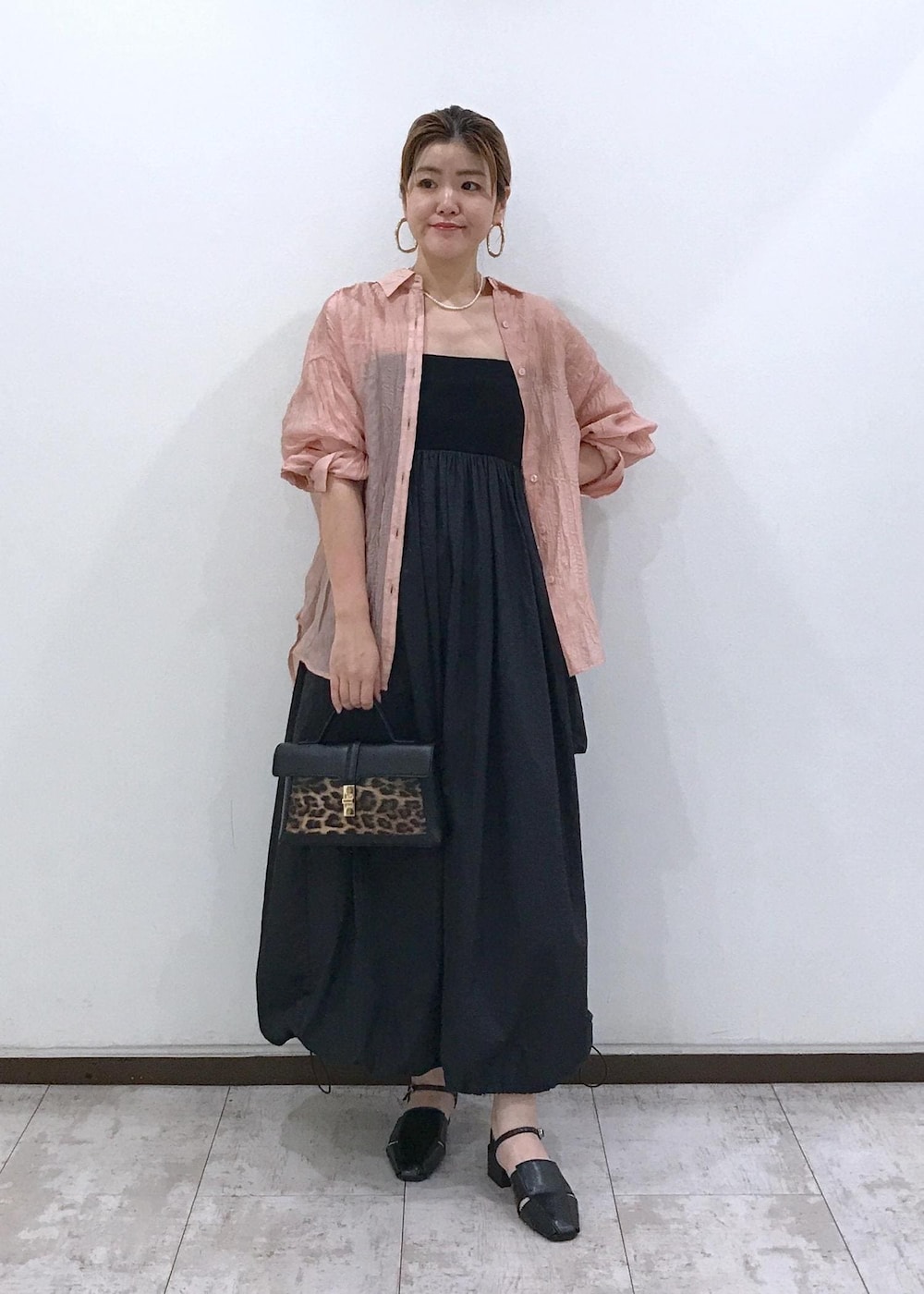 「セール、sale、長袖、ロング、ピンク、シャツ、オーバーサイズ、襟、ロング丈、ピンクベージュ、ミドル丈、ブラック、ストラップサンダル、ラウンドトゥ、夏コーデ」｜「Juzeのクローズトゥサンダル（サンダル、ブラック系）」を使った、はっちゃんさん（レディース・159cm）の夏コーディネートの2枚目の写真