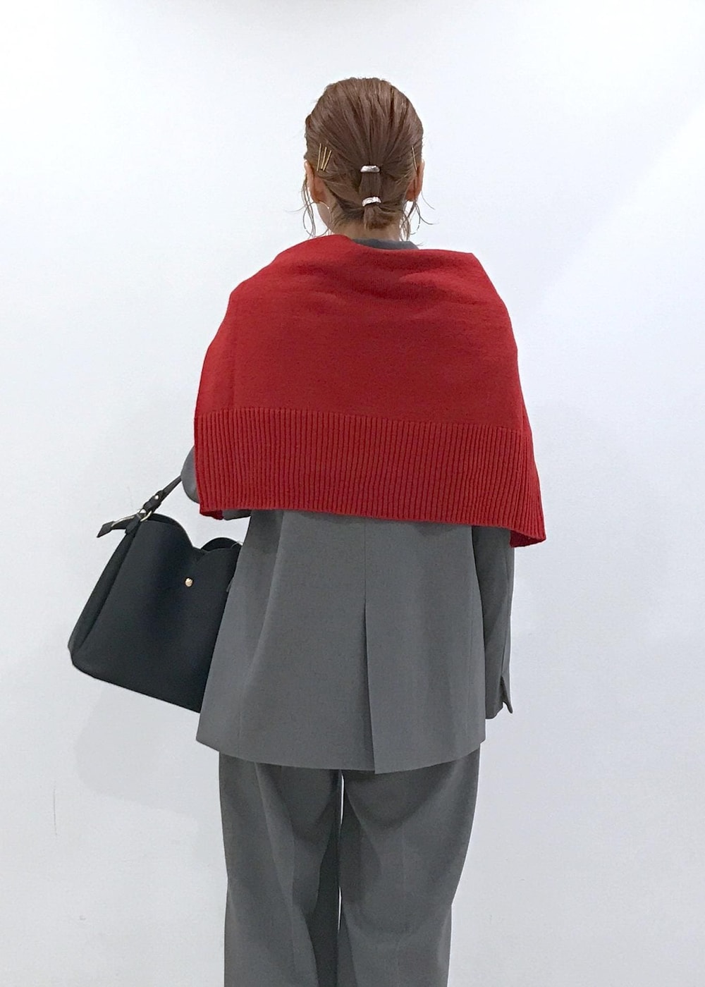 「グレー、ジャケット、ワイドパンツ、センタープレス、レッド、ニット、サイドスリット、ビスチェ、ブラック、ハートバッグ、ショートブーツ、ヒール、リボン、初秋コーデ、秋コーデ」｜「Juzeのストレッチヒールショートブーツ（ブーツ、ブラック系）」を使った、はっちゃんさん（レディース・159cm）の秋コーディネートの8枚目の写真