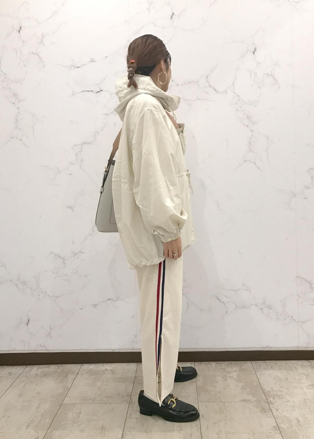 「きれいめカジュアル、マンパ、ホワイトコーデ、CONVERSE、初春コーデ、春コーデ、デートコーデ、お出かけコーデ、旅行コーデ、女子会コーデ、スポーツミックス、大人カジュアル、スカートスタイル、ワントーンコーデ、カジュアルコーデ」｜「VISのオーバルメタルフープピアス（ピアス（両耳用）、ゴールド系）」を使った、はっちゃんさん（レディース・159cm）の冬コーディネートの6枚目の写真