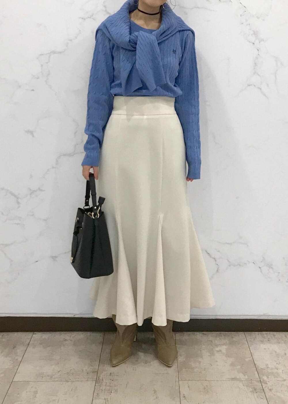 「きれいめカジュアル、ケーブルニット、マーメイドスカート、Pコート、ワンハンドルバッグ、ワンハンドル、ロングブーツ、サックス、ベージュ、ホワイト、ブラック、初春コーデ、初冬コーデ、冬コーデ、お仕事コーデ」｜「VISのメタルポイントラリエット（ネックレス、シルバー系）」を使った、はっちゃんさん（レディース・159cm）の冬コーディネートの8枚目の写真