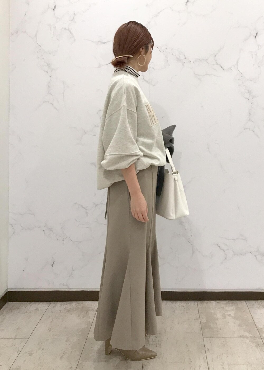 「キナリ、ボーダー、ベージュ、グレー、ホワイト、バッグチャーム、ワンハンドルバッグ、ハイネック、タートルネック、きれいめカジュアル、マーメイドスカート、25_2w_MD_pickup、初春コーデ、初冬コーデ、冬コーデ」｜「VISのオーバルメタルフープピアス（ピアス（両耳用）、ゴールド系）」を使った、はっちゃんさん（レディース・159cm）の冬コーディネートの4枚目の写真