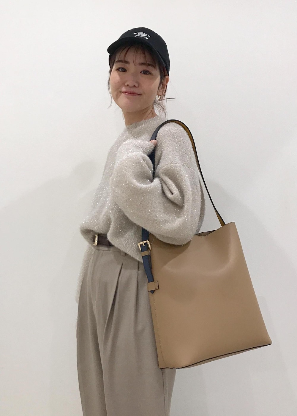 「きれいめカジュアル、ベージュ、ホワイト、ブラック、キャメル、ラメニット、umbro、淡色コーデ、ニット、24バッグ_pickup、NEWバッグ_pickup、vis_pickup、Wbag_pickup、Wcoat_pickup、Wバッグ_pickup」｜「VISの【新色追加/追加生産】リバーシブルハンドルワンショルダーバッグ【A4対応】（ショルダーバッグ、イエロー系）」を使った、はっちゃんさん（レディース・159cm）の冬コーディネートの8枚目の写真