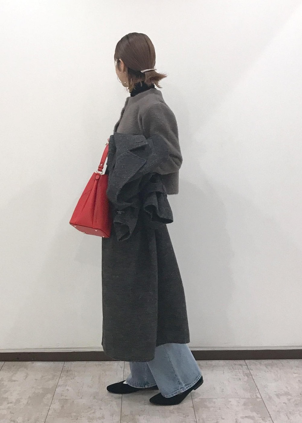 「コート、ロングコート、アウター、ニットカーディガン、ニット、タートルネック、レイヤードコーデ、デニム、ハートカットバッグ、秋コーデ、初冬コーデ、冬コーデ、お仕事コーデ、授業参観日コーデ、デートコーデ」｜「VISの袖フェザーシアータートルニット（ニット/セーター、ブラック系）」を使った、はっちゃんさん（レディース・159cm）の秋コーディネートの7枚目の写真
