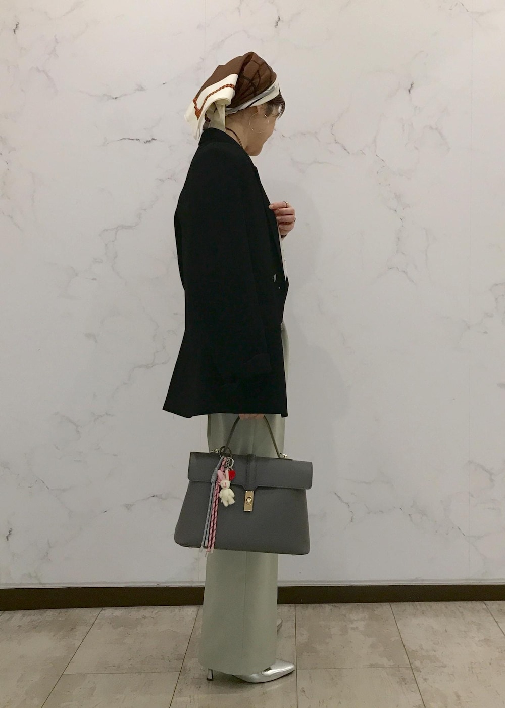 「きれいめカジュアル、スカーフスタイリング、スカーフアレンジ、BVV35010、ライトアウター、Wshoes&bag_pickup、初春コーデ、春コーデ、お仕事コーデ、デートコーデ、お出かけコーデ、旅行コーデ、女子会コーデ、大人カジュアル、パンツスタイル」｜「VISの【美easy】ウーリッシュWブレストテーラードジャケット【洗える】（テーラードジャケット、ブラック系）」を使った、はっちゃんさん（レディース・159cm）の冬コーディネートの4枚目の写真