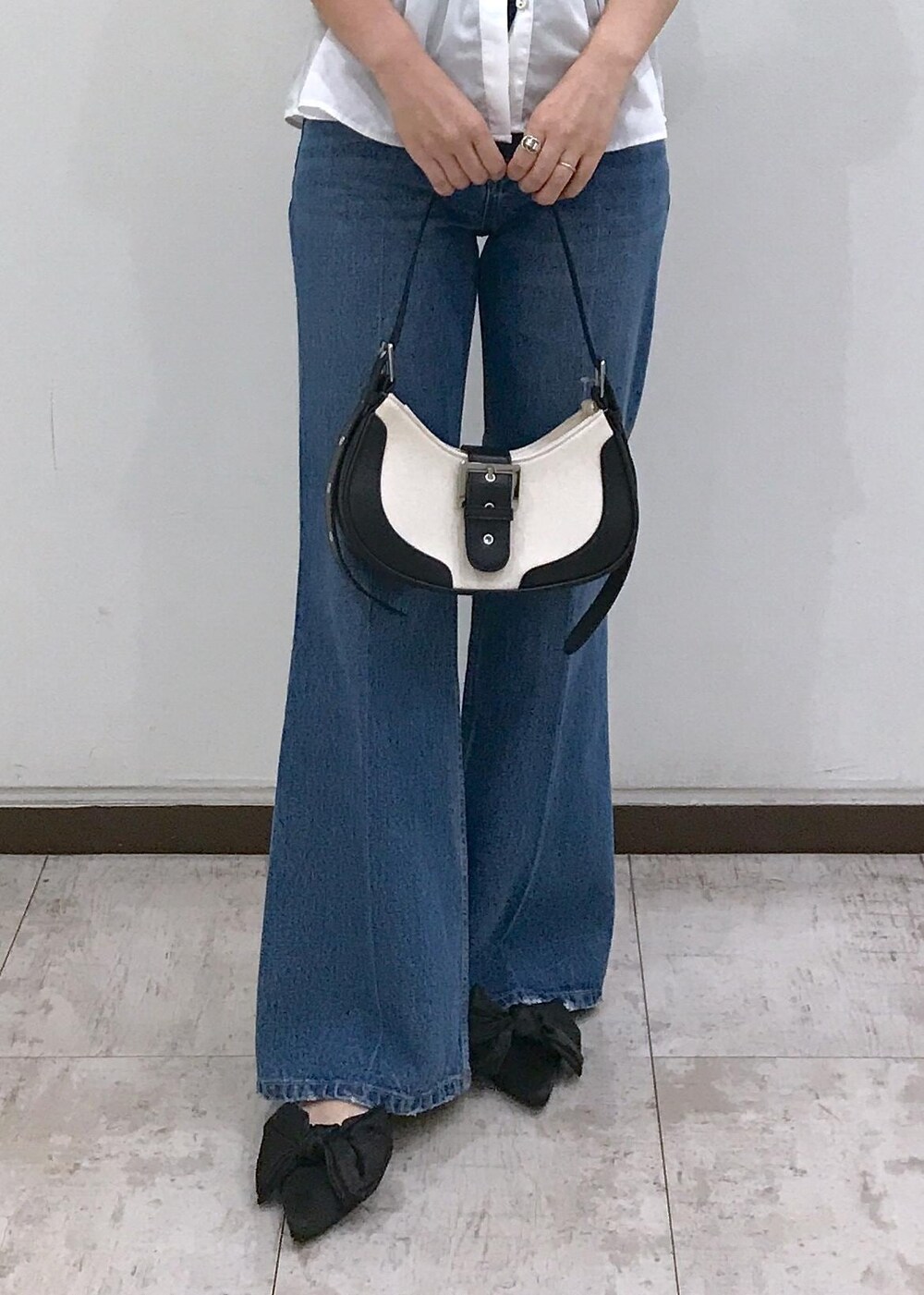「アンサンブル、VIS、ウェーブ、ブルべ冬、低身長、トップス、シャツ/ブラウス、パンツ、デニムパンツ、ヘアアクセサリー、シュシュ、BVH54050、BVK54010、BVS74500、BVZ44100」｜「CIMARRONの【CIMARRON】VIS別注フレアデニム（デニムパンツ、ブルー系）」を使った、はっちゃんさん（レディース・159cm）の夏コーディネートの9枚目の写真