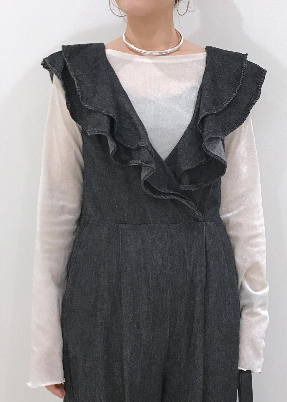 「ベロア、シアーベロア、シアーベロアロンT、ブラック、ホワイト、長袖、カットソー、パンツ、ワイド、十分丈、オールインワン、サロペット、オーバーオール、初秋コーデ、秋コーデ」｜「VISの【洗える】カップ付きバックオープンキャミソール（キャミソール、ブラック系）」を使った、はっちゃんさん（レディース・159cm）の秋コーディネートの7枚目の写真