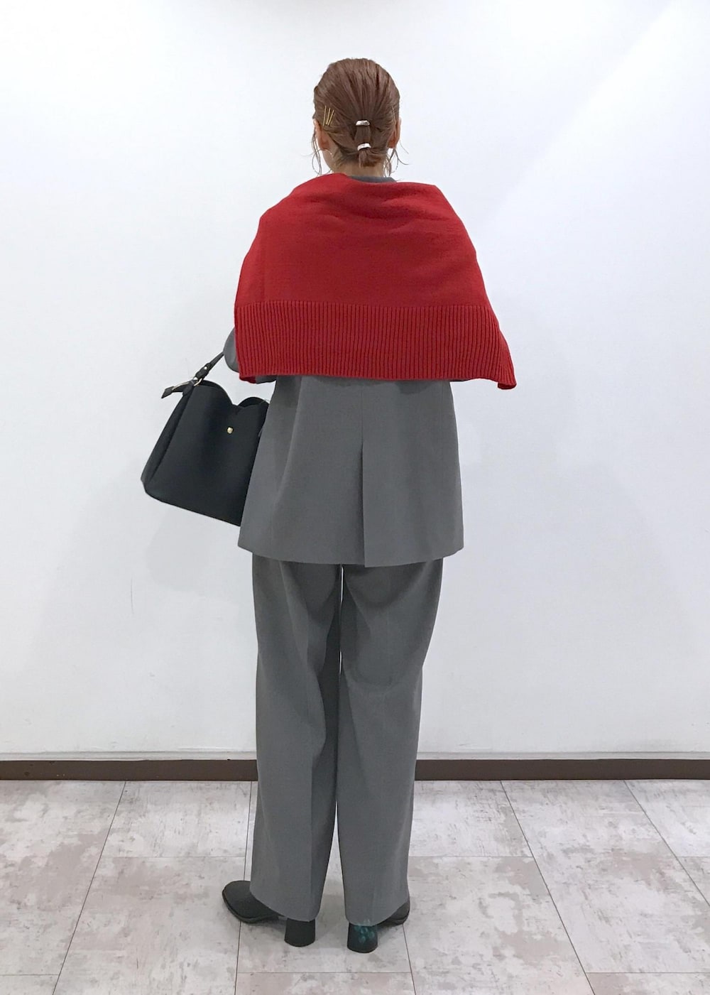 「グレー、ジャケット、ワイドパンツ、センタープレス、レッド、ニット、サイドスリット、ビスチェ、ブラック、ハートバッグ、ショートブーツ、ヒール、リボン、初秋コーデ、秋コーデ」｜「Juzeのストレッチヒールショートブーツ（ブーツ、ブラック系）」を使った、はっちゃんさん（レディース・159cm）の秋コーディネートの3枚目の写真