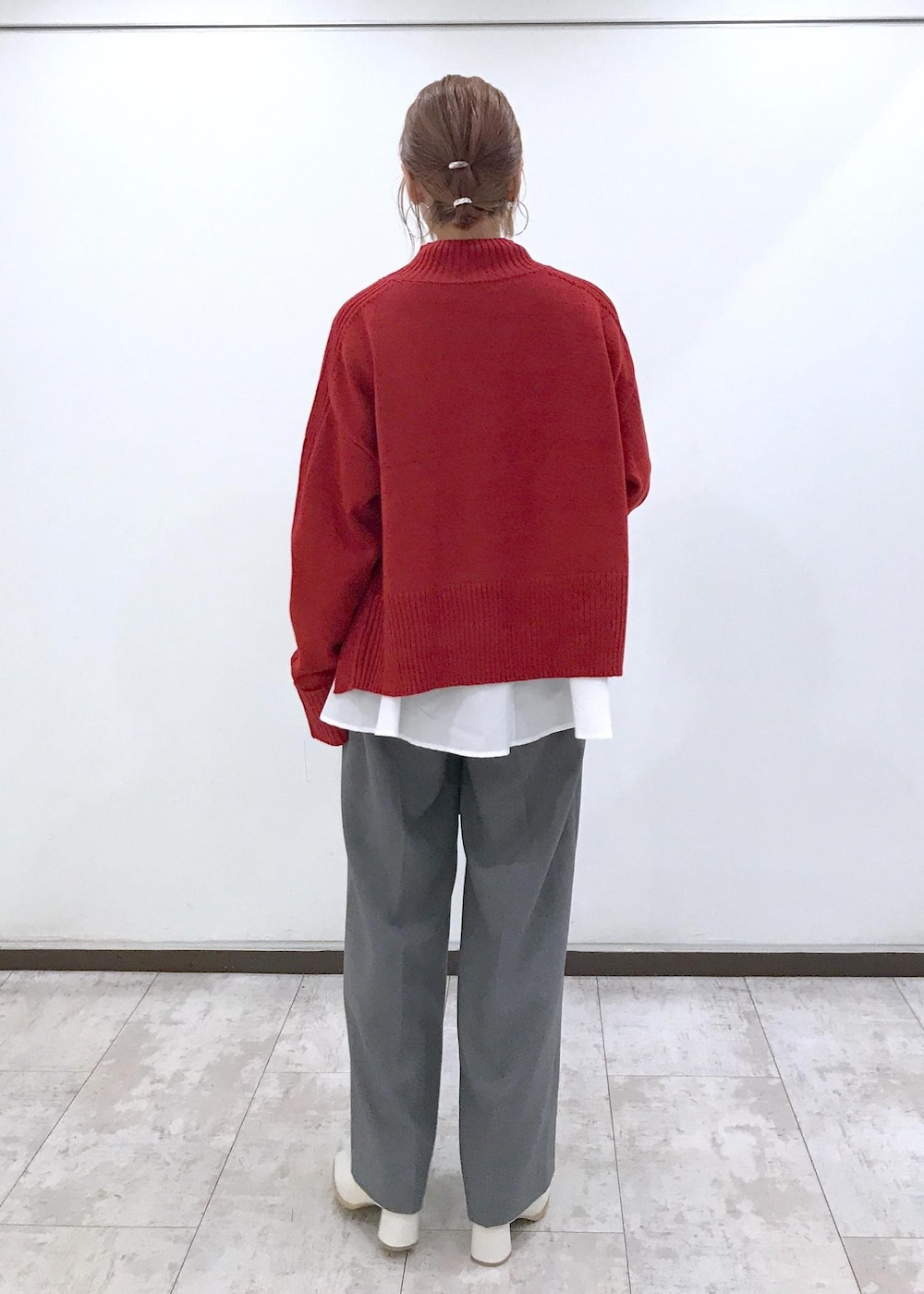 ホワイト系のブーツ、ホワイト系のシャツ/ブラウス、レッド系のニット/セーターを着用したレディースの秋コーディネートの4枚目の写真