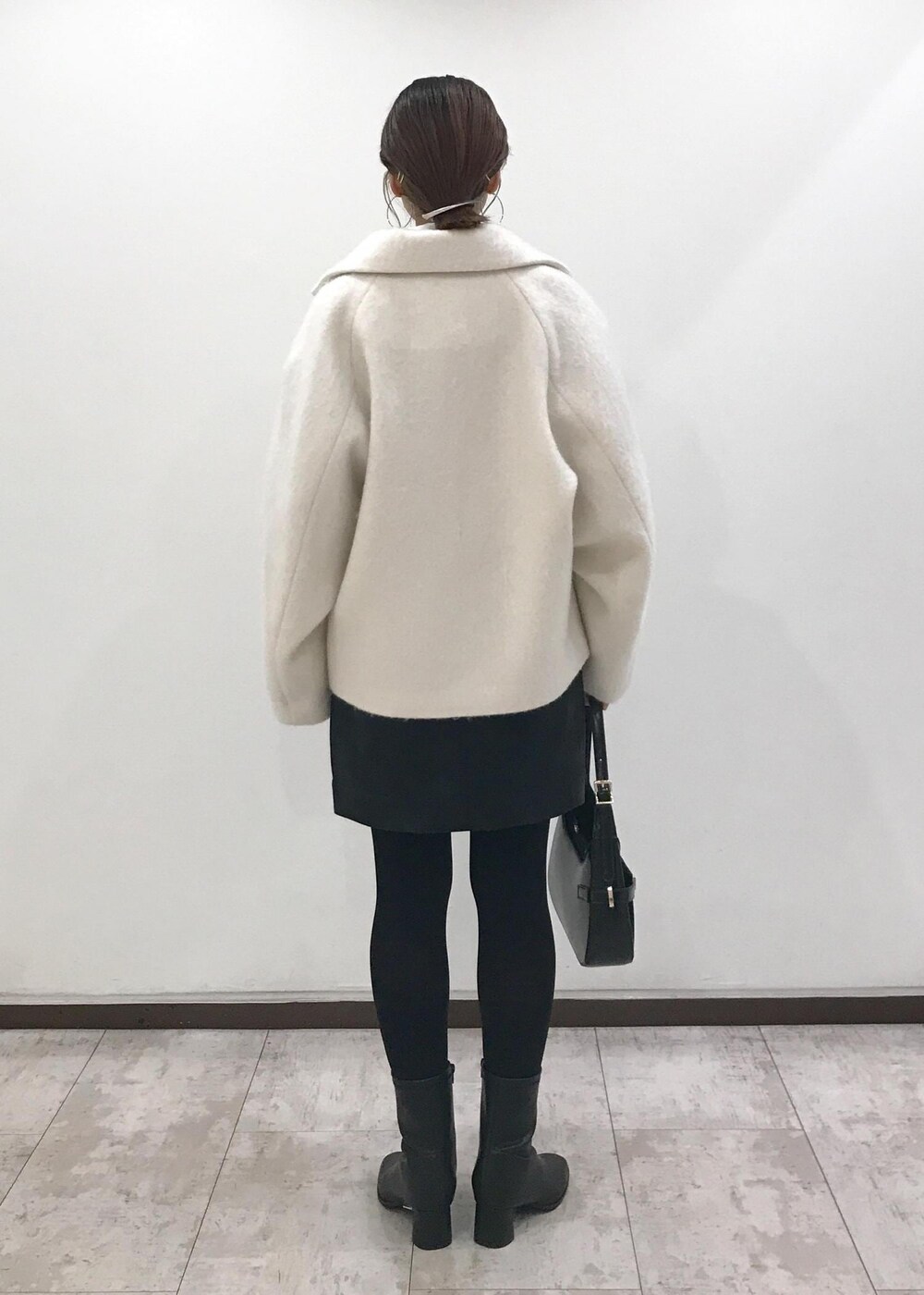「コート、ショートコート、ロゴニット、ニット、ロゴ、シャーリングシャツ、ミニスカート、ワンハンドルバッグ、ショートブーツ、レイヤードコーデ、秋コーデ、初冬コーデ、冬コーデ、お仕事コーデ、デートコーデ」｜「Juzeのストレッチヒールショートブーツ（ブーツ、ブラック系）」を使った、はっちゃんさん（レディース・159cm）の冬コーディネートの4枚目の写真
