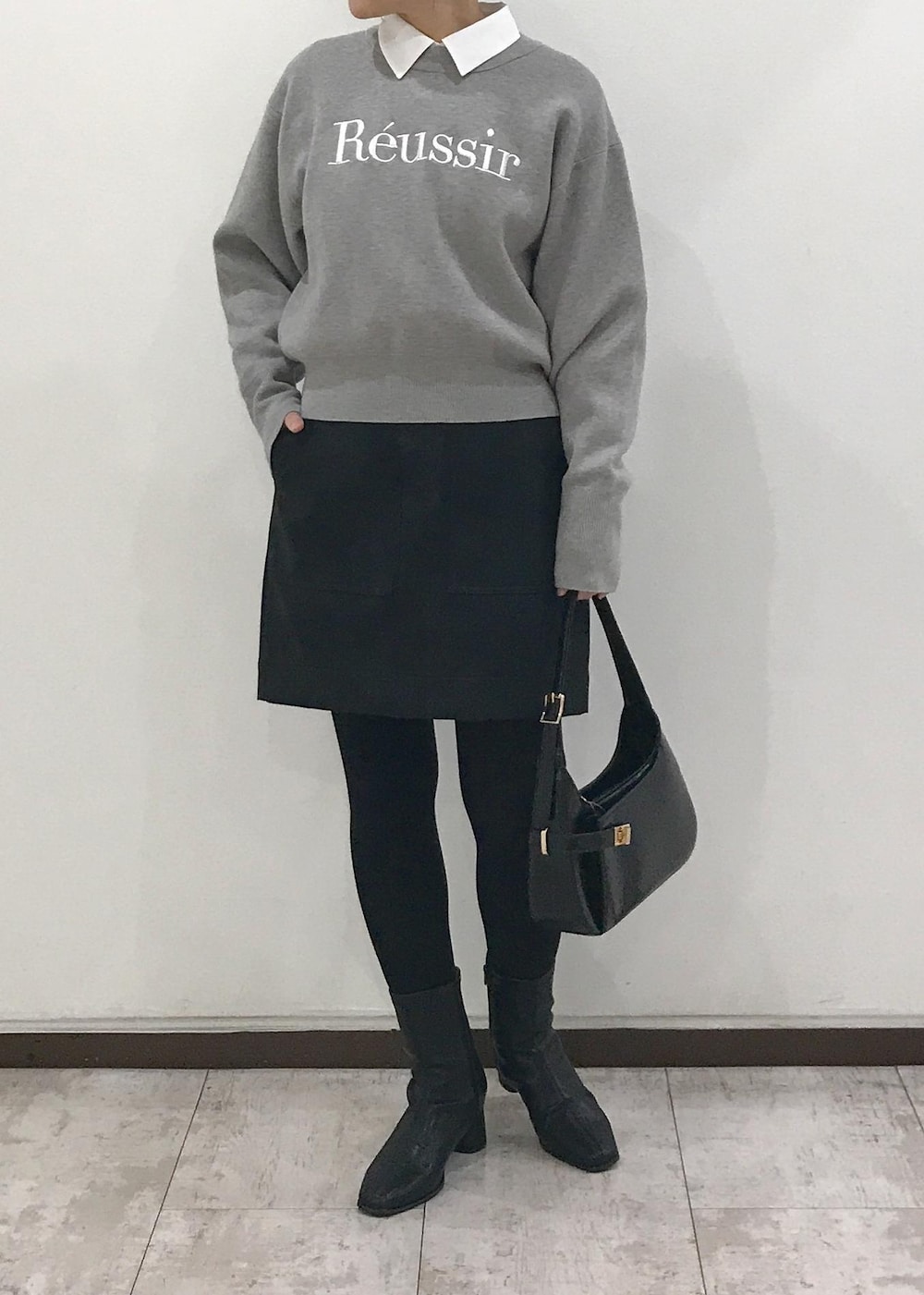 「ロゴニット、ニット、ロゴ、シャツ、シャーリング、ミニスカート、ミニスカ、ワンハンドルバッグ、ワンハンドル、ショートブーツ、グレー、ホワイト、ブラック、モノトーン、初秋コーデ」｜「VISのヴィンテージライク合皮ミニスカート（スカート、ブラック系）」を使った、はっちゃんさん（レディース・159cm）の秋コーディネートの5枚目の写真