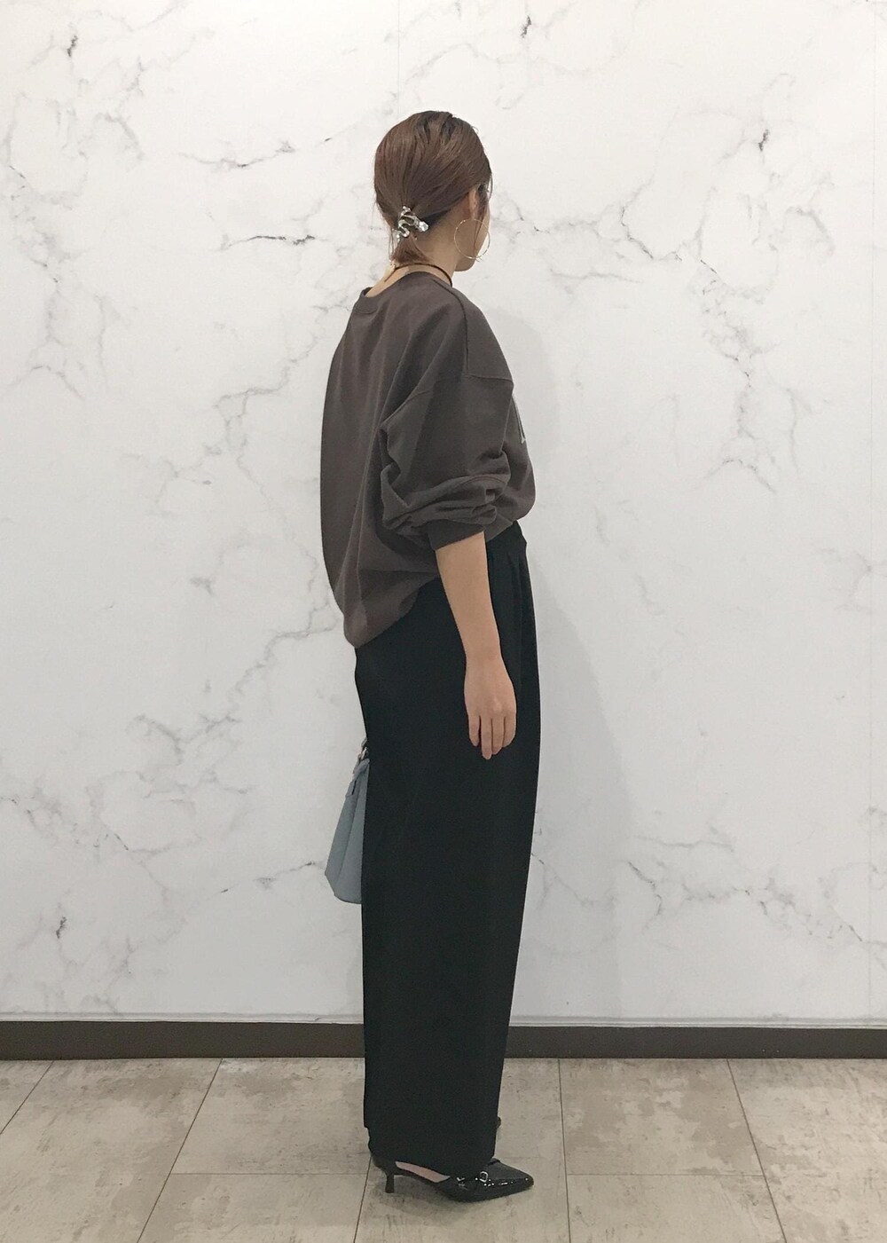 「きれいめカジュアル、スウェット、初春コーデ、春コーデ、授業参観日コーデ、デートコーデ、お出かけコーデ、旅行コーデ、女子会コーデ、大人カジュアル、パンツスタイル、体型カバー、カジュアルコーデ、シンプルコーデ、ベーシック」｜「VISのニュアンスハートチョーカー（チョーカー、ゴールド系）」を使った、はっちゃんさん（レディース・159cm）の冬コーディネートの5枚目の写真