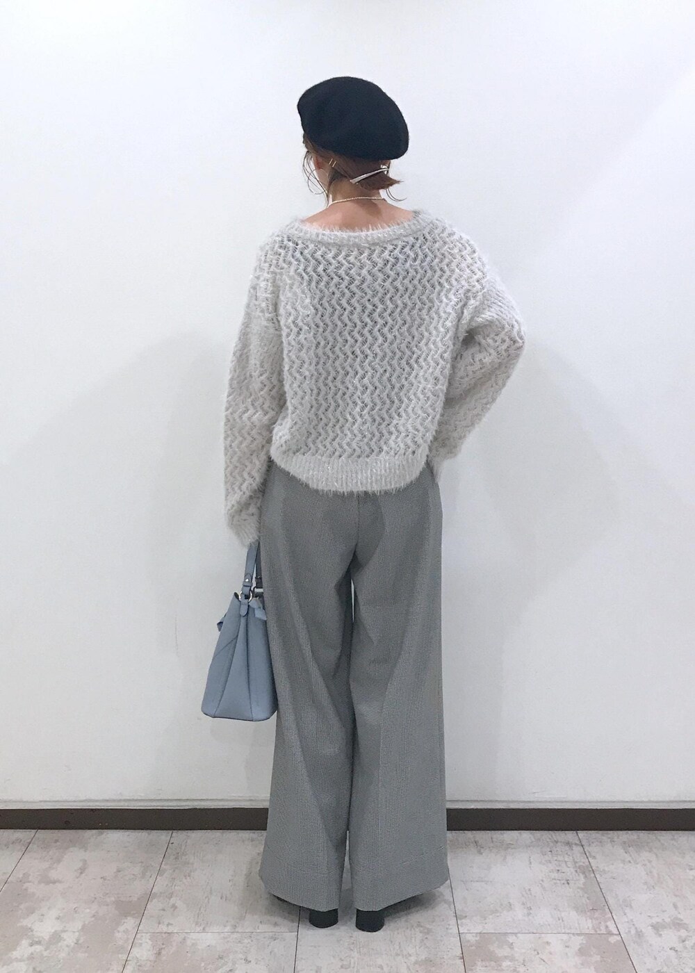 「ニット、ワイドパンツ、ベレー帽、ハートバッグ、ショートブーツ、ハイウエスト、グレー、ライトグレー、ブラック、サックス、初秋コーデ、秋コーデ、初冬コーデ、冬コーデ、お仕事コーデ」｜「VISのベーシックウールベレー帽（ハンチング/ベレー帽、ブラック系）」を使った、はっちゃんさん（レディース・159cm）の秋コーディネートの4枚目の写真
