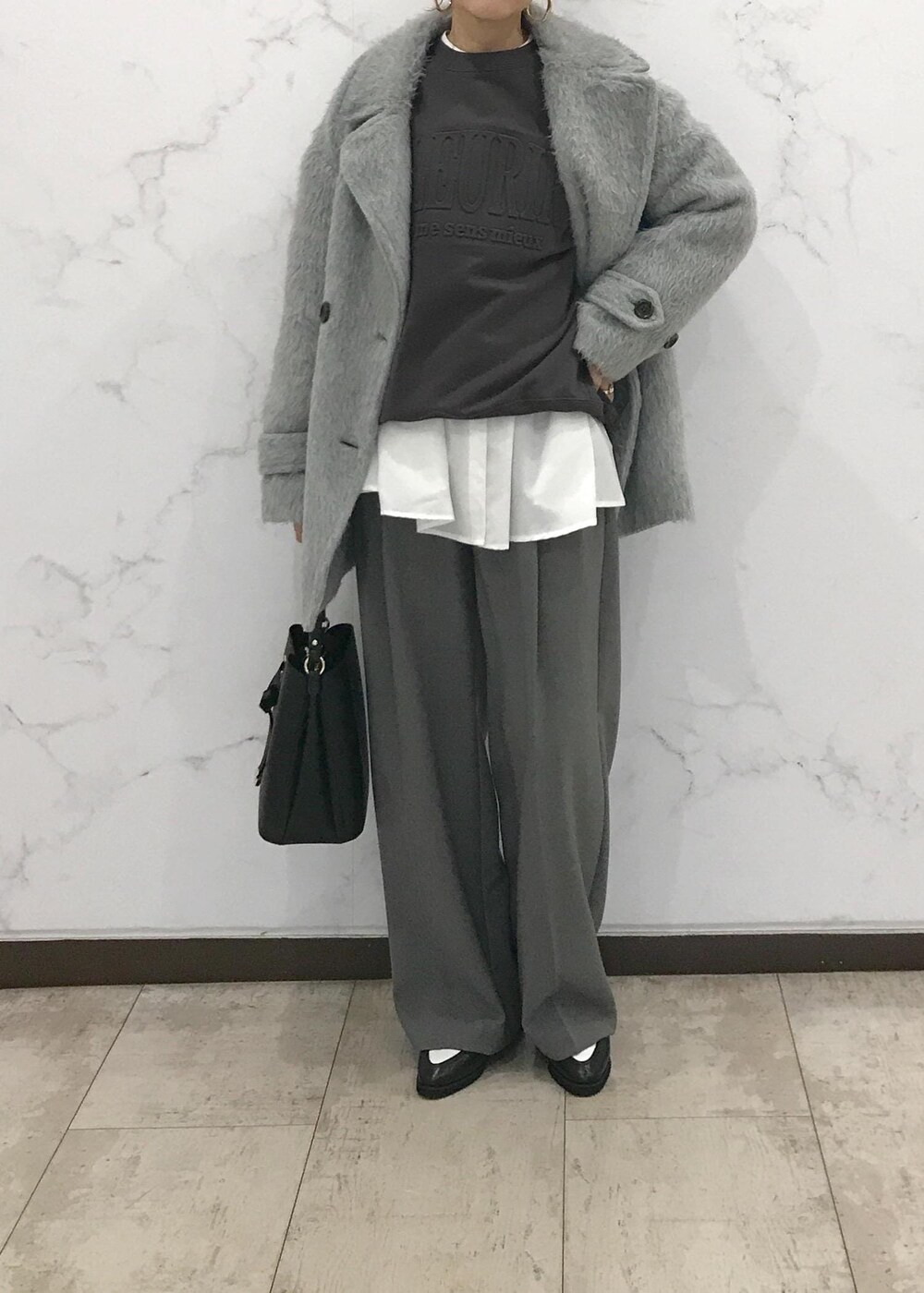 「きれいめカジュアル、モノトーン、ワントーン、初冬コーデ、冬コーデ、お出かけコーデ、旅行コーデ、女子会コーデ、大人カジュアル、レイヤード、パンツスタイル、体型カバー、ワントーンコーデ、モノトーンコーデ、カジュアルコーデ」｜「Juzeの【HARUTA】ポインテッドトゥローファー【抗菌防臭】（ローファー、ブラック系）」を使った、はっちゃんさん（レディース・159cm）の冬コーディネートの8枚目の写真