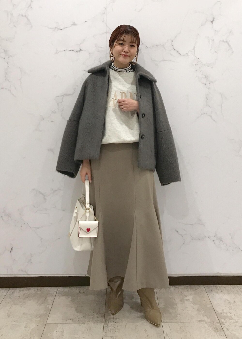 「きれいめカジュアル、マーメイドスカート、タートルネック、レイヤードスタイル、ショートコート、ベージュ、チャコール、ボーダー、ホワイト、バッグチャーム、秋コーデ、初冬コーデ、冬コーデ、お仕事コーデ、授業参観日コーデ」｜「VISの【ご好評につき追加生産】【2WAY】ハートカットバッグ（ショルダーバッグ、ホワイト系）」を使った、はっちゃんさん（レディース・159cm）の冬コーディネートの5枚目の写真