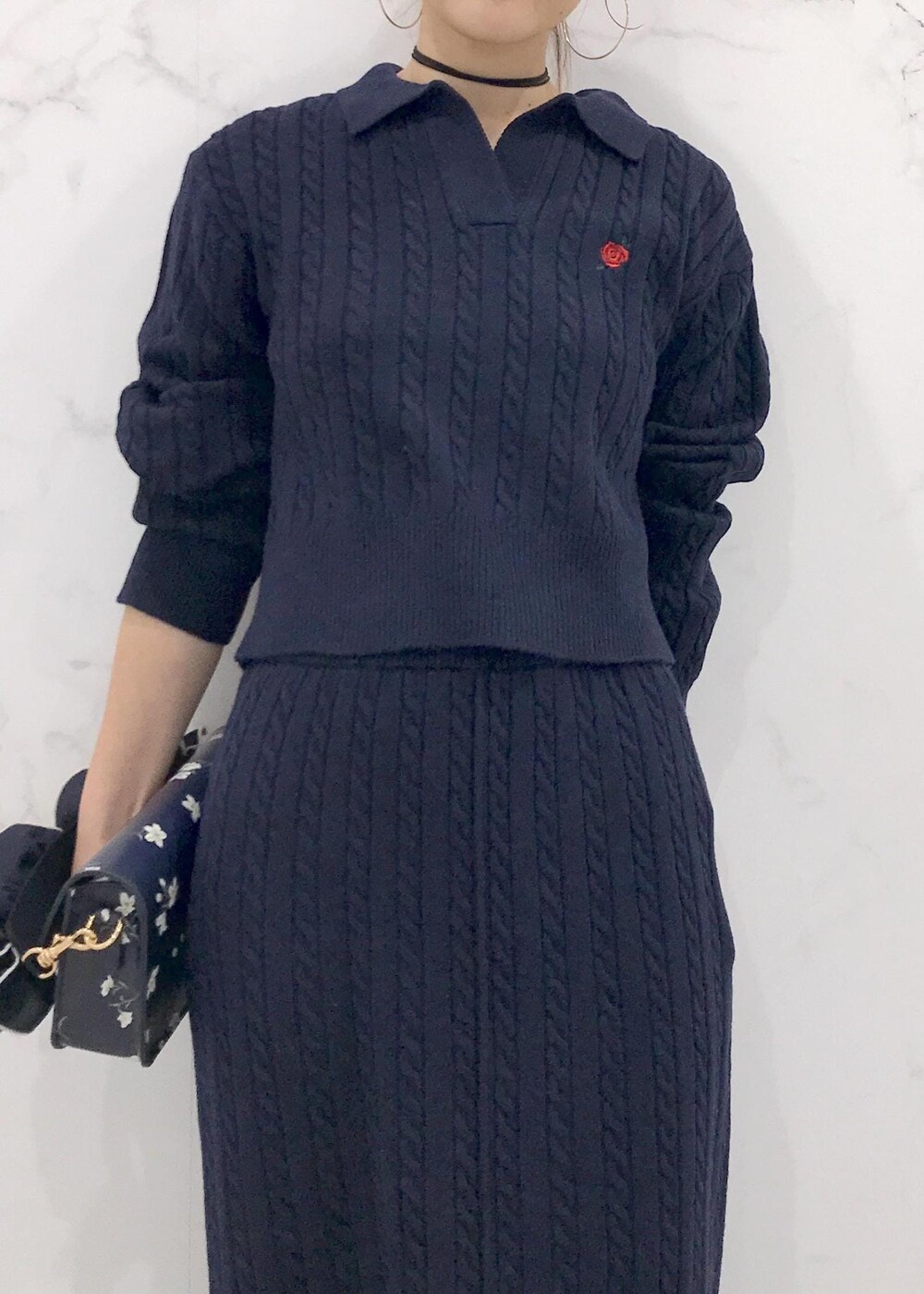 「きれいめカジュアル、ケーブルニット、花柄、ネイビー、ホワイト、ベージュ、初春コーデ、初冬コーデ、冬コーデ、お仕事コーデ、デートコーデ、お出かけコーデ、旅行コーデ、女子会コーデ、大人カジュアル」｜「VISのメタルポイントラリエット（ネックレス、シルバー系）」を使った、はっちゃんさん（レディース・159cm）の冬コーディネートの7枚目の写真