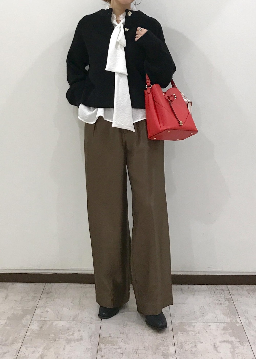 「きれいめカジュアル、ニット、ボウタイ、ワイドパンツ、ハートバッグ、ショートブーツ、ブラック、ホワイト、ブラウン、レッド、秋コーデ、初冬コーデ、冬コーデ、お仕事コーデ、授業参観日コーデ」｜「Juzeのストレッチヒールショートブーツ（ブーツ、ブラック系）」を使った、はっちゃんさん（レディース・159cm）の冬コーディネートの5枚目の写真