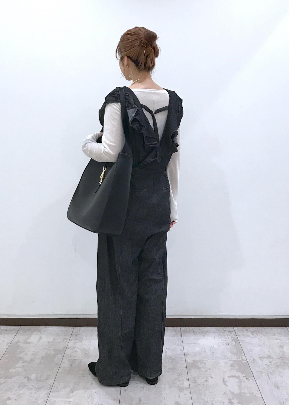 「ベロア、シアーベロア、シアーベロアロンT、ブラック、ホワイト、長袖、カットソー、パンツ、ワイド、十分丈、オールインワン、サロペット、オーバーオール、初秋コーデ、秋コーデ」｜「VISの【洗える】カップ付きバックオープンキャミソール（キャミソール、ブラック系）」を使った、はっちゃんさん（レディース・159cm）の秋コーディネートの2枚目の写真