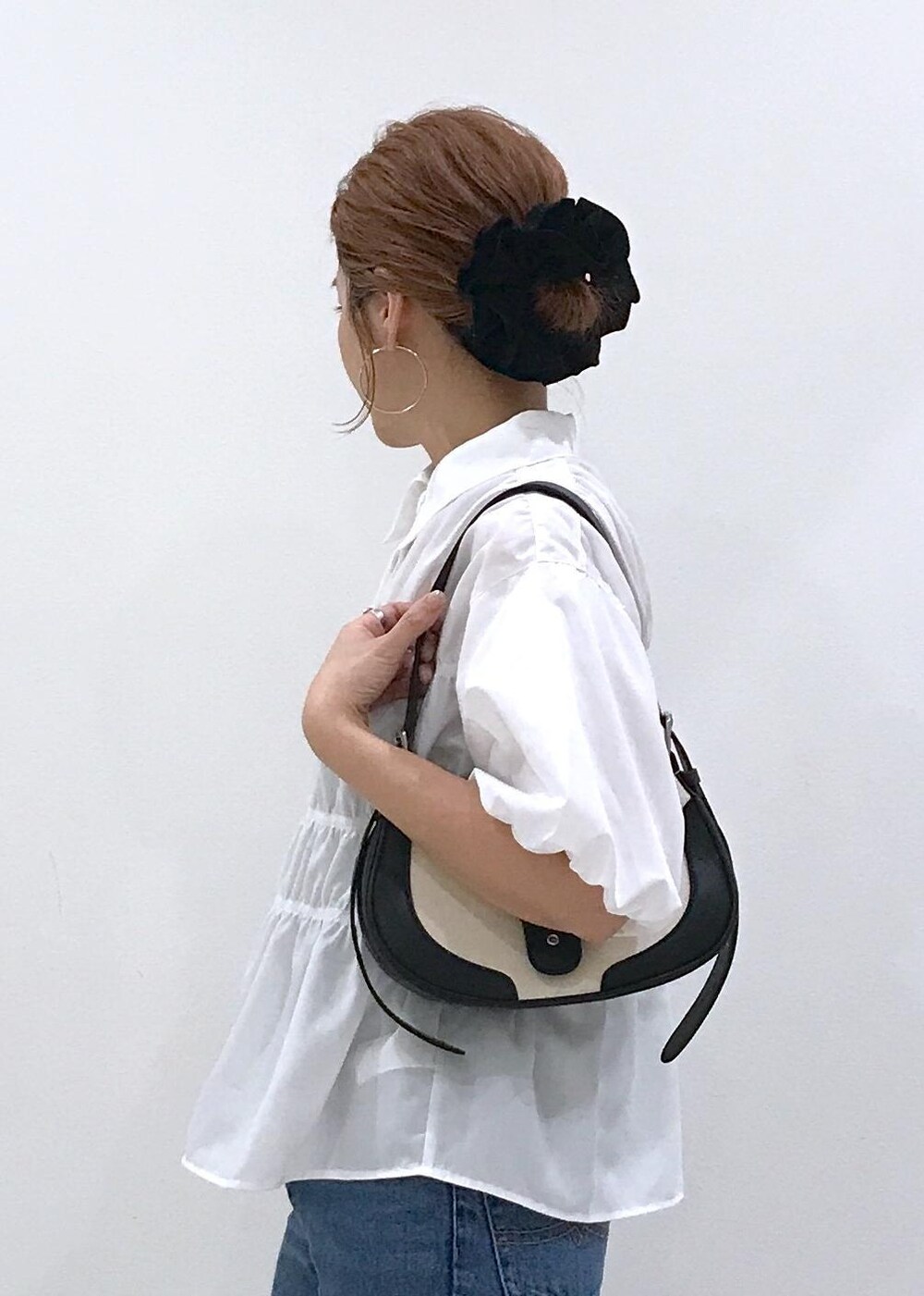 「アンサンブル、VIS、ウェーブ、ブルべ冬、低身長、トップス、シャツ/ブラウス、パンツ、デニムパンツ、ヘアアクセサリー、シュシュ、BVH54050、BVK54010、BVS74500、BVZ44100」｜「CIMARRONの【CIMARRON】VIS別注フレアデニム（デニムパンツ、ブルー系）」を使った、はっちゃんさん（レディース・159cm）の夏コーディネートの10枚目の写真