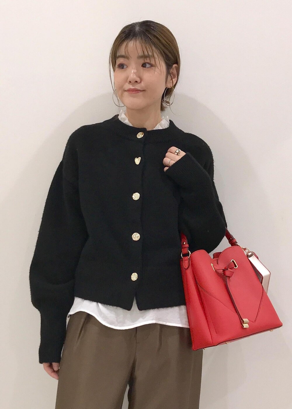 「きれいめカジュアル、ニット、ボウタイ、ワイドパンツ、ハートバッグ、ショートブーツ、ブラック、ホワイト、ブラウン、レッド、秋コーデ、初冬コーデ、冬コーデ、お仕事コーデ、授業参観日コーデ」｜「Juzeのストレッチヒールショートブーツ（ブーツ、ブラック系）」を使った、はっちゃんさん（レディース・159cm）の冬コーディネートの8枚目の写真