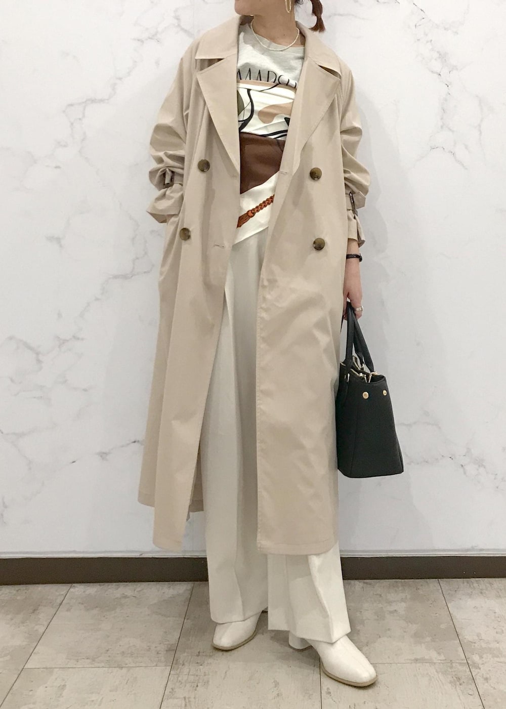 「きれいめカジュアル、トレンチ、初春コーデ、春コーデ、お仕事コーデ、授業参観日コーデ、デートコーデ、お出かけコーデ、旅行コーデ、女子会コーデ、大人カジュアル、パンツスタイル、体型カバー、カジュアルコーデ、きれいめコーデ」｜「VISのオーバルメタルフープピアス（ピアス（両耳用）、ゴールド系）」を使った、はっちゃんさん（レディース・159cm）の冬コーディネートの7枚目の写真