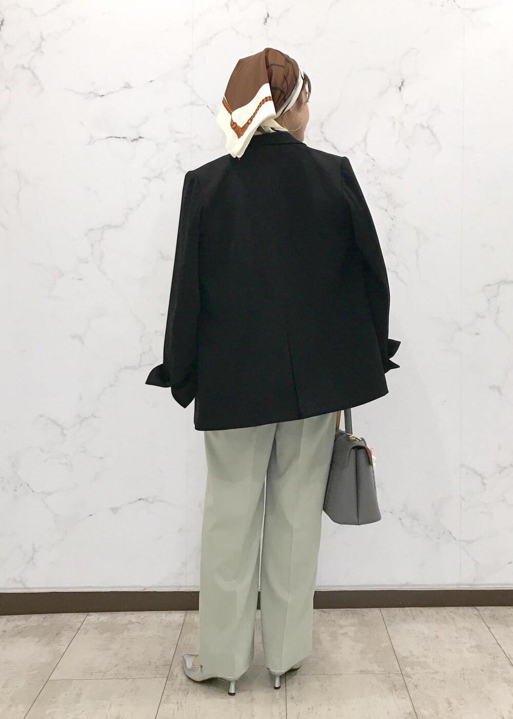 「きれいめカジュアル、スカーフスタイリング、スカーフアレンジ、BVV35010、ライトアウター、Wshoes&bag_pickup、初春コーデ、春コーデ、お仕事コーデ、デートコーデ、お出かけコーデ、旅行コーデ、女子会コーデ、大人カジュアル、パンツスタイル」｜「VISの【美easy】ウーリッシュWブレストテーラードジャケット【洗える】（テーラードジャケット、ブラック系）」を使った、はっちゃんさん（レディース・159cm）の冬コーディネートの3枚目の写真