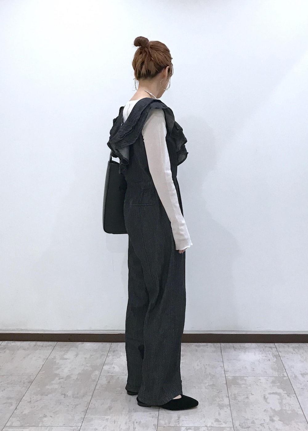 「ベロア、シアーベロア、シアーベロアロンT、ブラック、ホワイト、長袖、カットソー、パンツ、ワイド、十分丈、オールインワン、サロペット、オーバーオール、初秋コーデ、秋コーデ」｜「VISの【洗える】カップ付きバックオープンキャミソール（キャミソール、ブラック系）」を使った、はっちゃんさん（レディース・159cm）の秋コーディネートの4枚目の写真