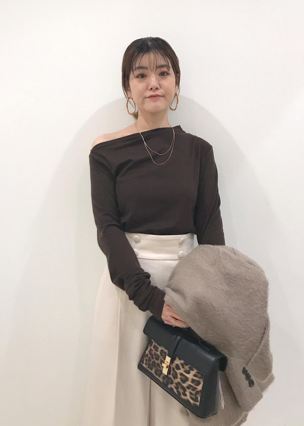 「きれいめカジュアル、忘年会、新年会、ブラウン、ホワイト、レオパード、ブラック、初冬コーデ、冬コーデ、お仕事コーデ、デートコーデ、お出かけコーデ、旅行コーデ、お正月・初詣コーデ、女子会コーデ」｜「VISのオーバルメタルフープピアス（ピアス（両耳用）、ゴールド系）」を使った、はっちゃんさん（レディース・159cm）の冬コーディネートの5枚目の写真