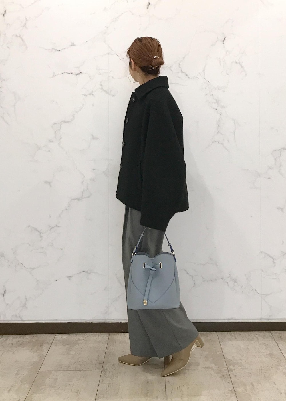 「きれいめカジュアル、ケーブルニット、冬アウター、ワイドパンツ、グレー、ブルー、ベージュ、ブラック、Wcoat_pickup、Wshoes_pickup、初春コーデ、初冬コーデ、冬コーデ、お仕事コーデ、授業参観日コーデ」｜「VISのメタルポイントラリエット（ネックレス、シルバー系）」を使った、はっちゃんさん（レディース・159cm）の冬コーディネートの2枚目の写真