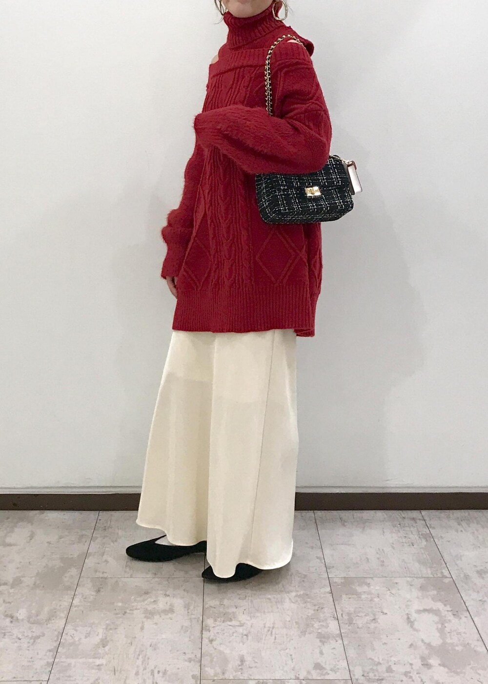 「ニットワンピース、タートルネック、ロングスカート、チェーンバッグ、ハートカットバッグ、ニット、秋コーデ、初冬コーデ、冬コーデ、デートコーデ、お出かけコーデ、旅行コーデ、クリスマスコーデ、お正月・初詣コーデ、女子会コーデ」｜「VISのオーバルメタルフープピアス（ピアス（両耳用）、ゴールド系）」を使った、はっちゃんさん（レディース・159cm）の秋コーディネートの10枚目の写真