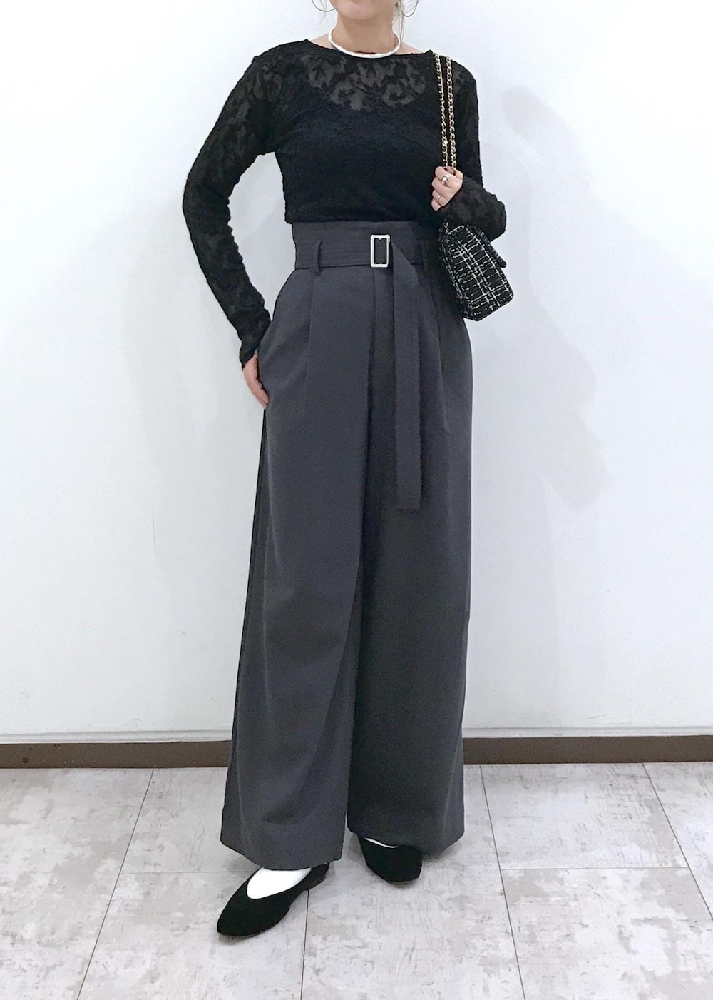 「ブラック、ハンドバッグ、チェーン、チェーンバッグ、長袖、クルーネック、レース、グレー、ワイド、ベルト、十分丈、ハイウエスト、タック、初秋コーデ、秋コーデ」｜「VISの【洗える】ダブルストラップ短丈カップ付きキャミソール（キャミソール、ブラック系）」を使った、はっちゃんさん（レディース・159cm）の秋コーディネートの9枚目の写真