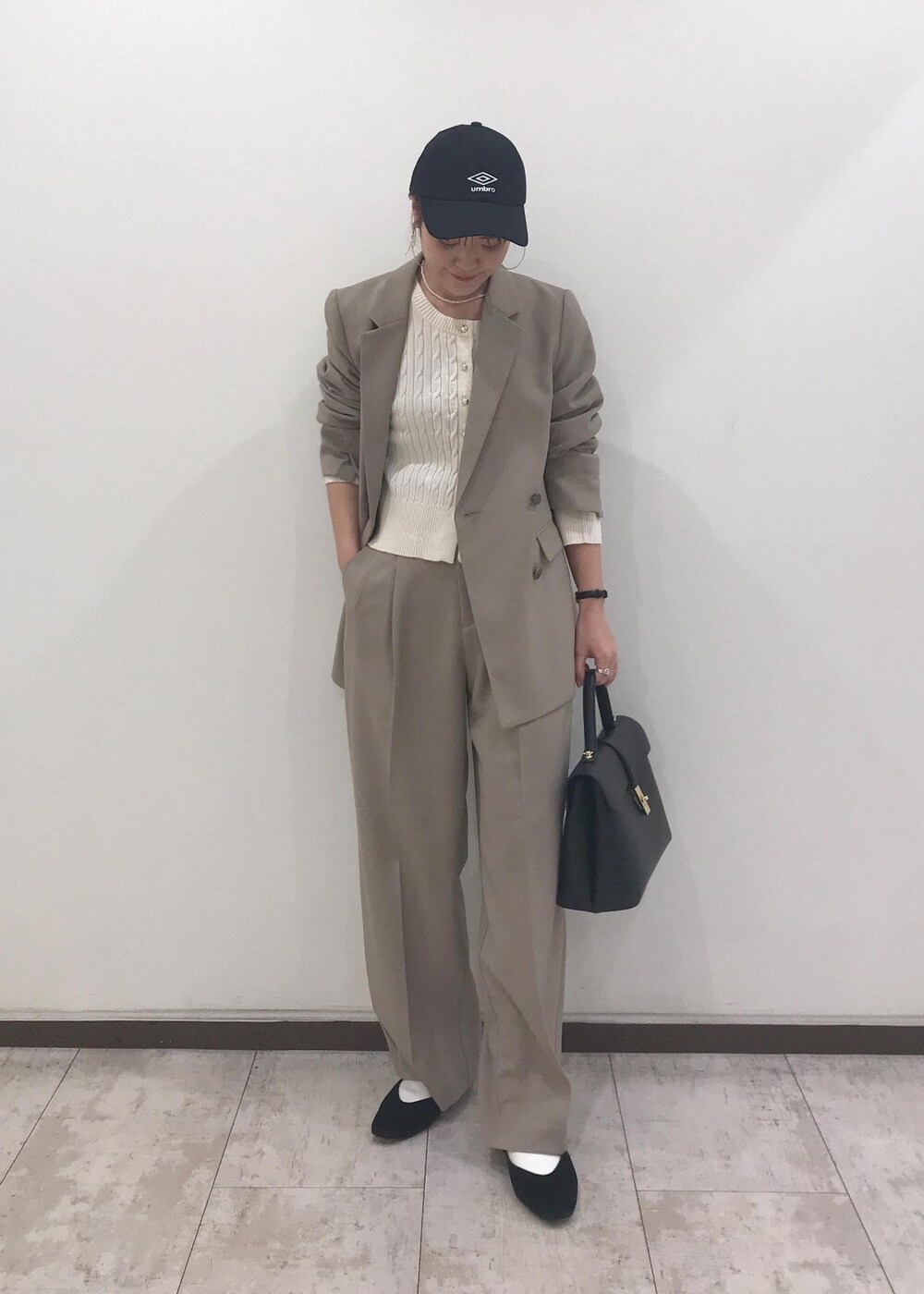 「忘年会、新年会、きれいめカジュアル、ジャケット、ケーブル、ケーブルカーディガン、秋コーデ、初冬コーデ、冬コーデ、お仕事コーデ、授業参観日コーデ、デートコーデ、お出かけコーデ、旅行コーデ、お正月・初詣コーデ」｜「VISの【2WAY】ひねり金具ワンハンドルショルダーバッグ【軽量】（ハンドバッグ、ブラック系）」を使った、はっちゃんさん（レディース・159cm）の冬コーディネートの5枚目の写真