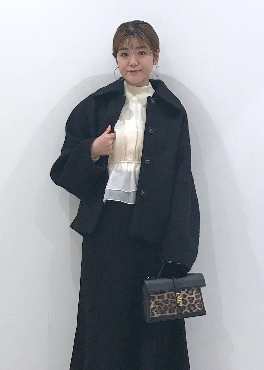 「ショートコート、コート、レイヤードトップス、マーメイドスカート、ミニバッグ、ショートブーツ、ブラック、ホワイト、レオパード、七五三、初秋コーデ、秋コーデ、初冬コーデ、冬コーデ、お仕事コーデ」｜「VISの【2WAY】ひねり金具ワンハンドルミニショルダーバッグ（ショルダーバッグ、その他）」を使った、はっちゃんさん（レディース・159cm）の秋コーディネートの5枚目の写真