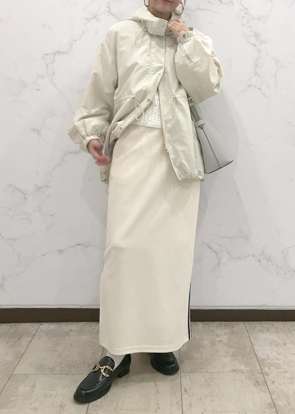 「きれいめカジュアル、マンパ、ホワイトコーデ、CONVERSE、初春コーデ、春コーデ、デートコーデ、お出かけコーデ、旅行コーデ、女子会コーデ、スポーツミックス、大人カジュアル、スカートスタイル、ワントーンコーデ、カジュアルコーデ」｜「VISのオーバルメタルフープピアス（ピアス（両耳用）、ゴールド系）」を使った、はっちゃんさん（レディース・159cm）の冬コーディネートの7枚目の写真
