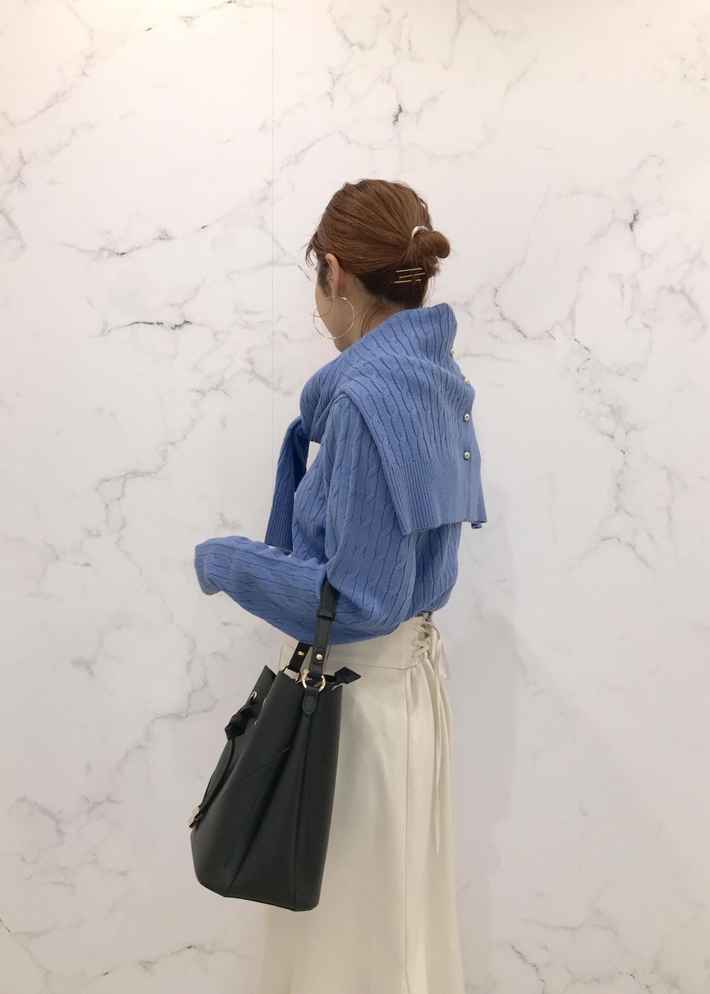 「きれいめカジュアル、ケーブルニット、マーメイドスカート、Pコート、ワンハンドルバッグ、ワンハンドル、ロングブーツ、サックス、ベージュ、ホワイト、ブラック、初春コーデ、初冬コーデ、冬コーデ、お仕事コーデ」｜「VISのメタルポイントラリエット（ネックレス、シルバー系）」を使った、はっちゃんさん（レディース・159cm）の冬コーディネートの7枚目の写真